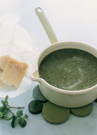 Pea soup with lettuce