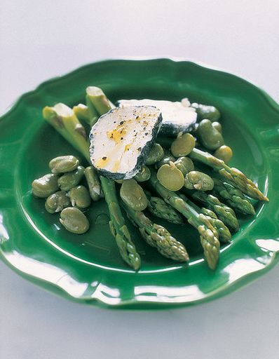 Asparagus salad with beans and soft goat cheese