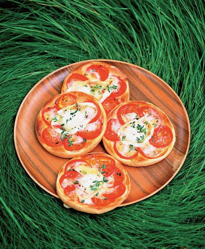Puffs with goat cheese and tomatoes