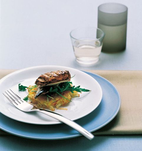 Roasted potatoes with mackerel, arugula and mozzarella
