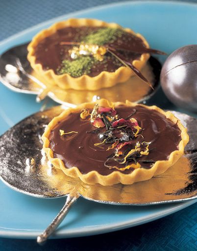 Chocolate tartlets with green tea