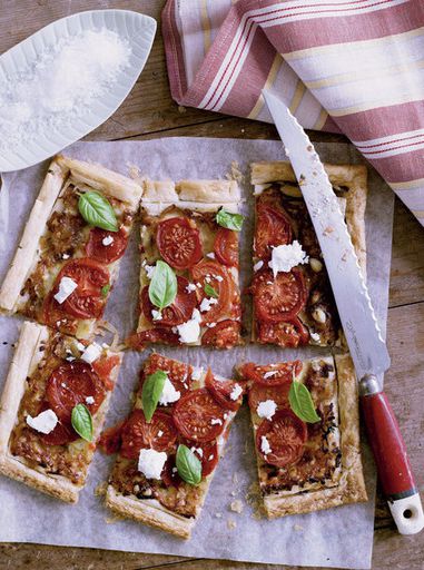 Pie with tomatoes and caramelised onions