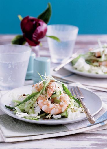 Shrimp in the Asian salad with mint and cabbage