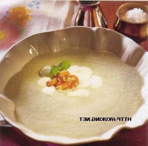 Cucumber soup with walnuts