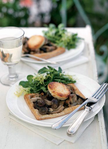 Tartlets with mushrooms, goat cheese and tarragon