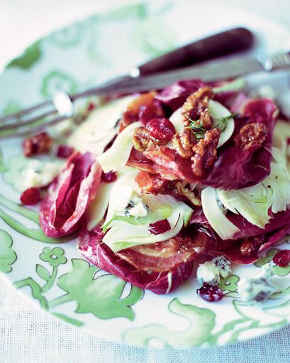 Salad of red chicory, gorgonzola, fennel and walnuts in caramel