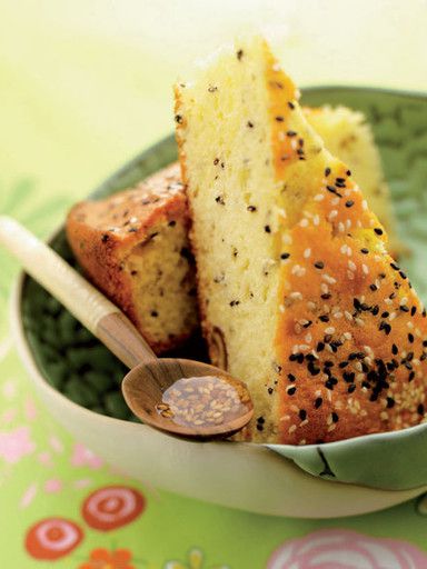 Cupcake with figs and sesame seeds