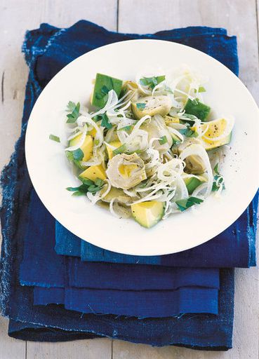 Salad with avocado and artichokes
