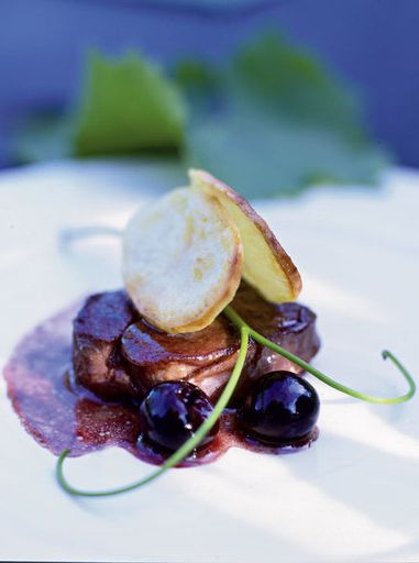 Medallions of veal with grapes
