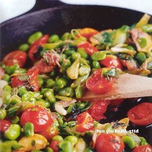 Beans with tomatoes and anchovies