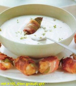Fondue with goat cheese, thyme, crispy bacon and baked potatoes