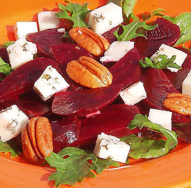 Beetroot salad with blue cheese and walnuts