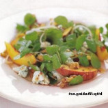Salad of peaches, cheese and walnuts Salad of peaches, cheese and walnuts