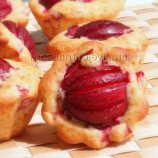 Portion muffins with plums Portion muffins with plums