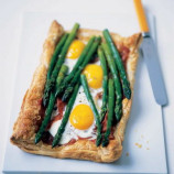 Puffs with bacon, egg and asparagus