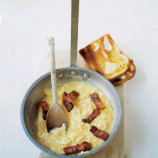 Scrambled eggs with sour cream and bacon