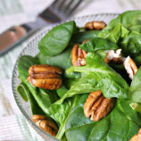 Spinach salad with pears and pecans Spinach salad with pears and pecans