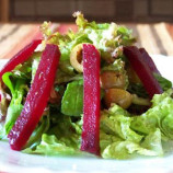 Green salad with olives and beets Green salad with olives and beets