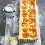 Tart with apricots and lemon icing Tart with apricots and lemon icing