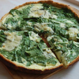 Quiche with spinach and cheese