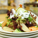 Green salad with prawns and pears yoghurt sauce Green salad with prawns and pears yoghurt sauce