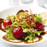 Green salad with roasted plums Green salad with roasted plums