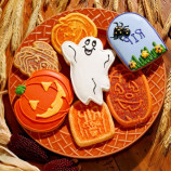 Sand ghosts and pumpkins in the glaze