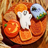Sand ghosts and pumpkins in the glaze Sand ghosts and pumpkins in the glaze