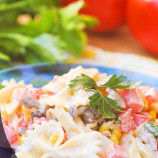 Salad with pasta, mushrooms and tomatoes