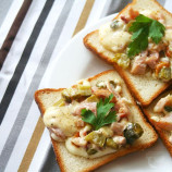 Hot sandwiches with chicken and pickles «Tenderness»