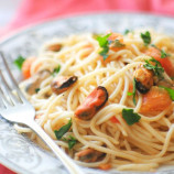 Pasta with mussels in tomato sauce