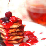 Sponge cakes with berries