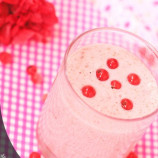 Smoothies with red currants and kama flour