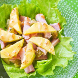 Salad with mango and ham