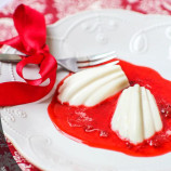 Cottage cheese with strawberry sauce shells