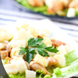 Salad with chicken and pear