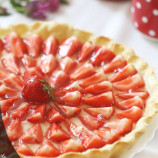 Tart with strawberries and custard