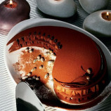 Chocolate meringue with spicy cream Chocolate meringue with spicy cream