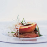 Salad of duck breast and peaches in maple syrup Salad of duck breast and peaches in maple syrup