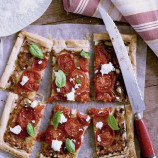 Pie with tomatoes and caramelised onions Pie with tomatoes and caramelised onions