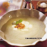 Cucumber soup with walnuts