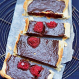 Cake chocolate with raspberries Cake chocolate with raspberries